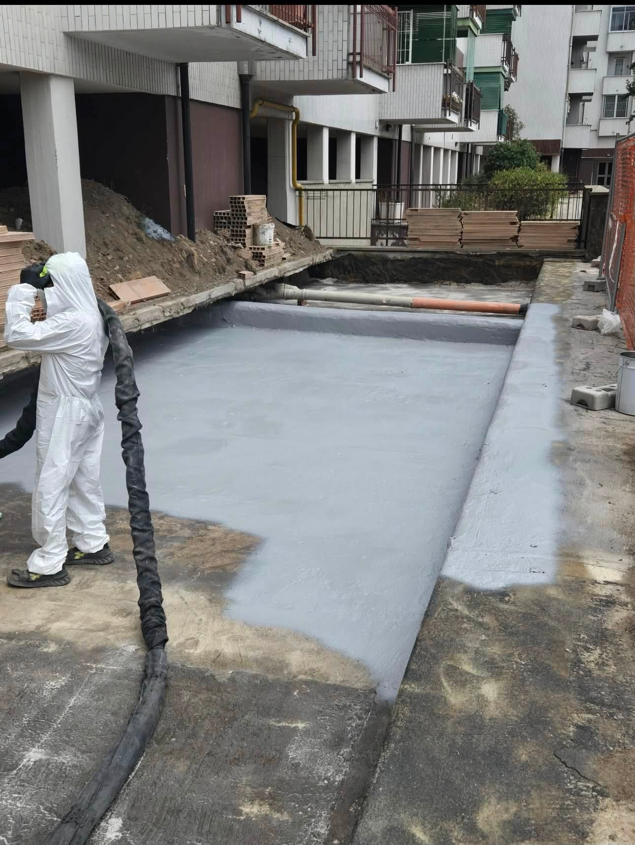 Applicazione di un sistema impermeabilizzante su una superficie in cantiere